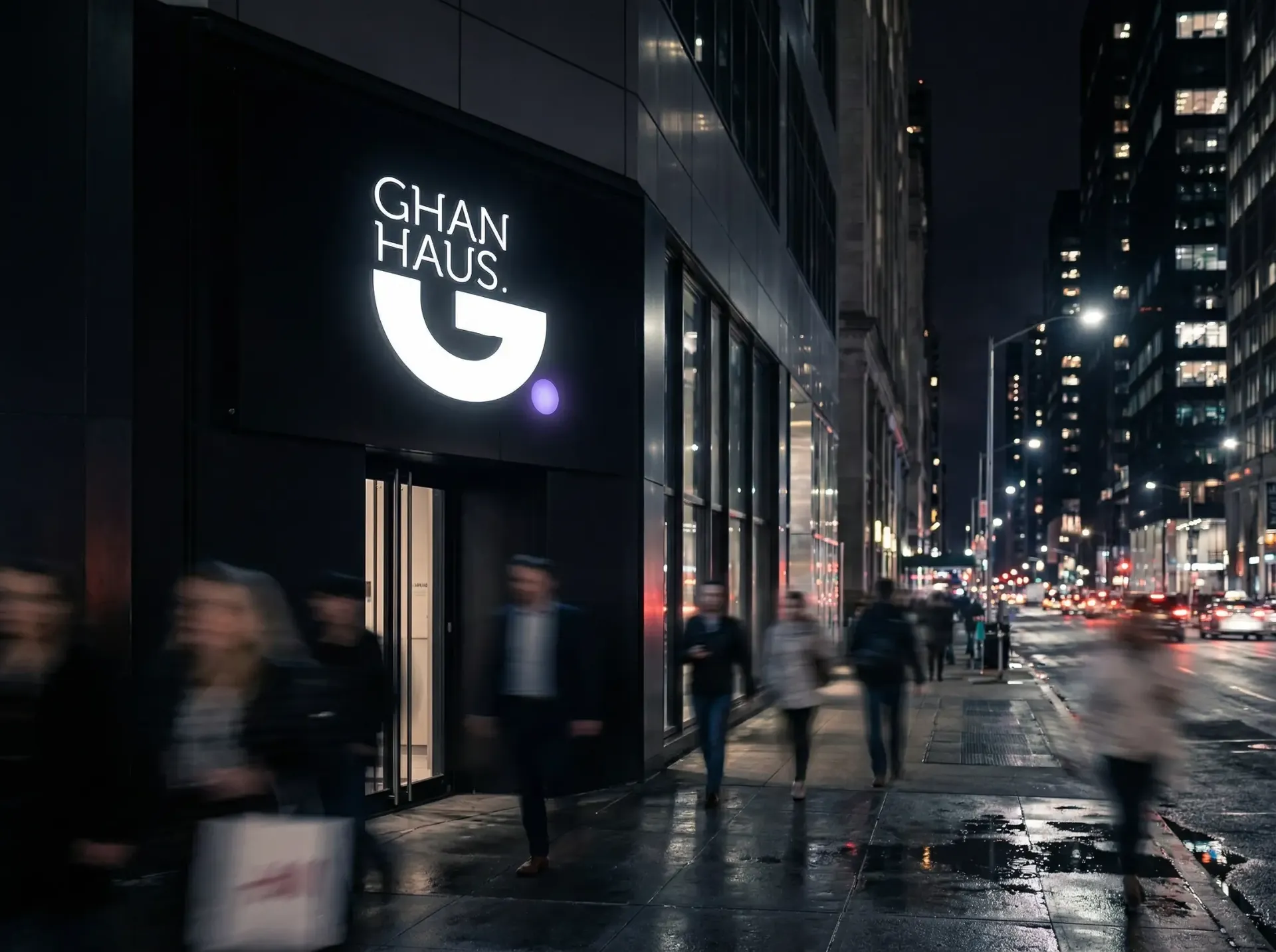Fachada da GHAN HAUS iluminada à noite